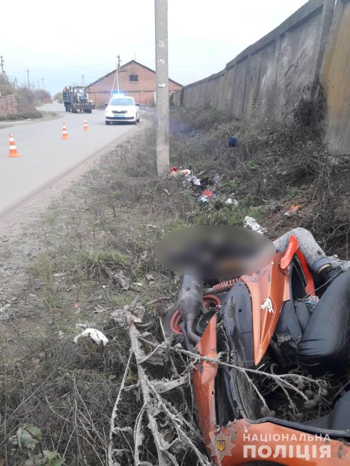 Под Харьковом водитель скутера врезался в столб: мужчина погиб на месте