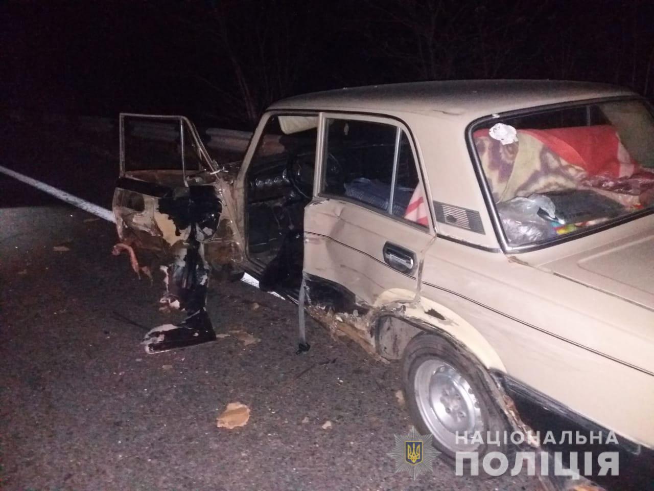 Под Харьковом водитель не справился с управлением, въехал в припаркованный автомобиль и сбил насмерть мужчину