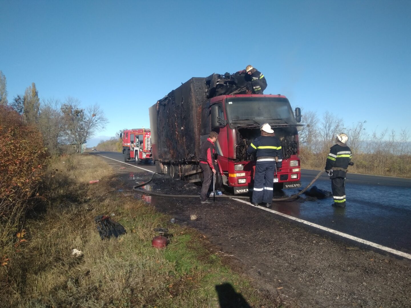 Под Харьковом во время движения загорелся грузовик, который перевозил 13 тонн замороженный рыбы