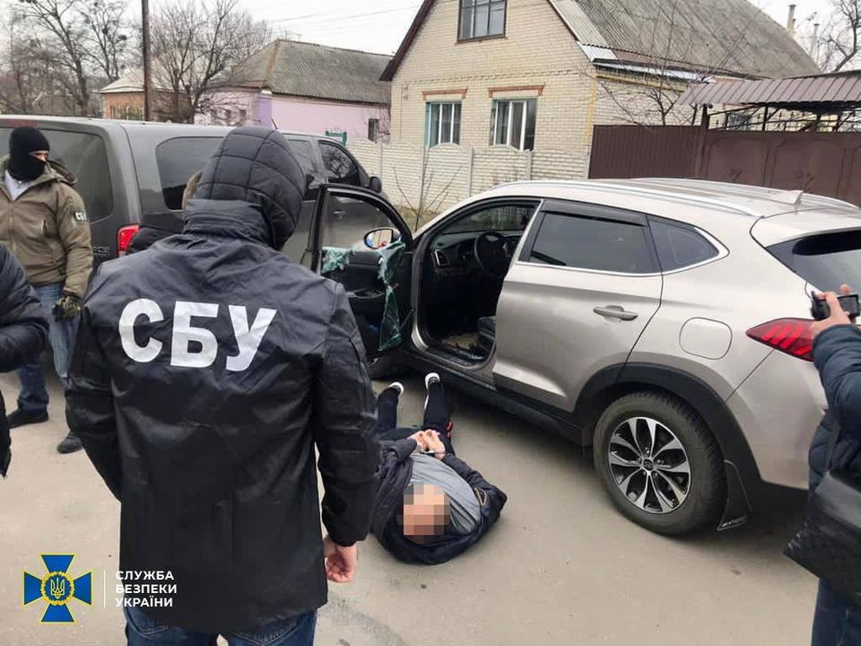 На Харьковщине задержали преступную группу, которая давала в долг деньги, а потом выбивали проценты