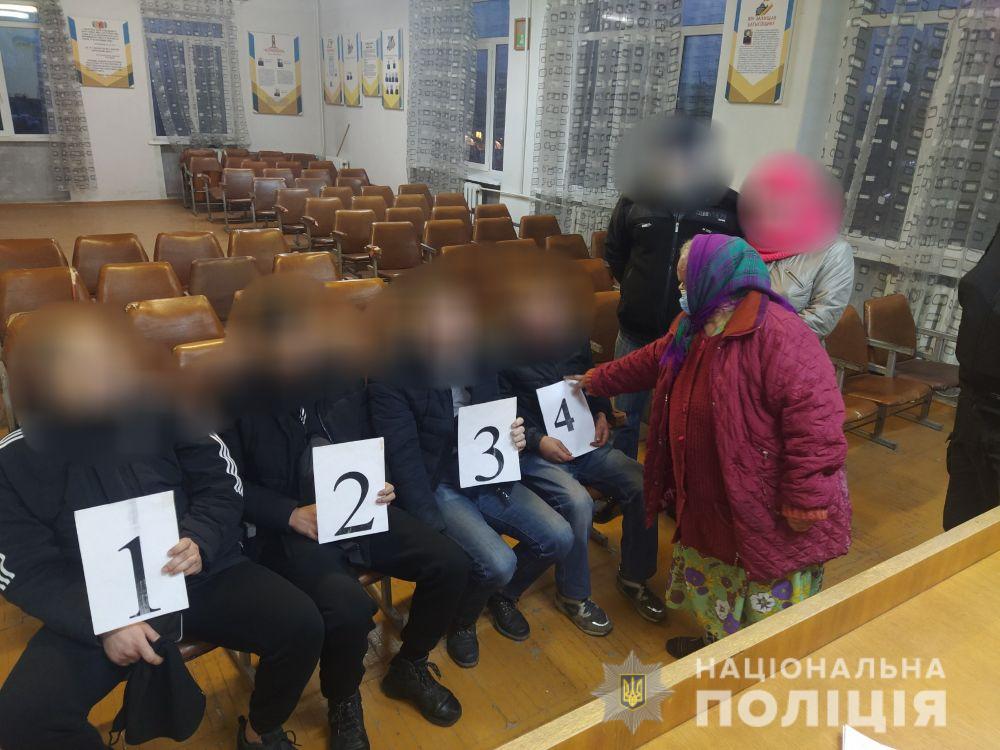 В Харьковской области мужчина ограбил пенсионерку, заперся в ее квартире и угрожал полицейским ножом