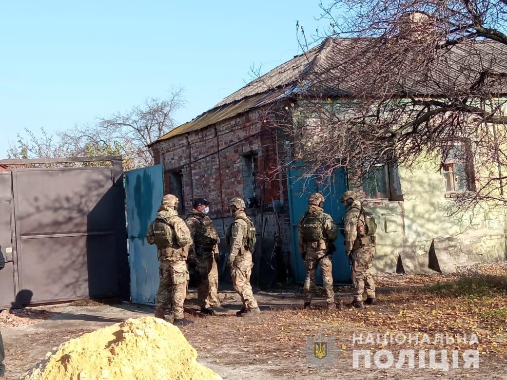 В Харькове мужчина угрожает взорвать гранату: полицейские ведут с ним переговоры