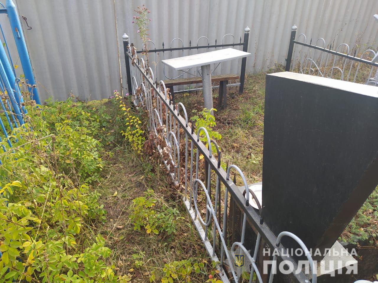 На Харьковщине полицейские задержали мужчину за надругательство над могилами