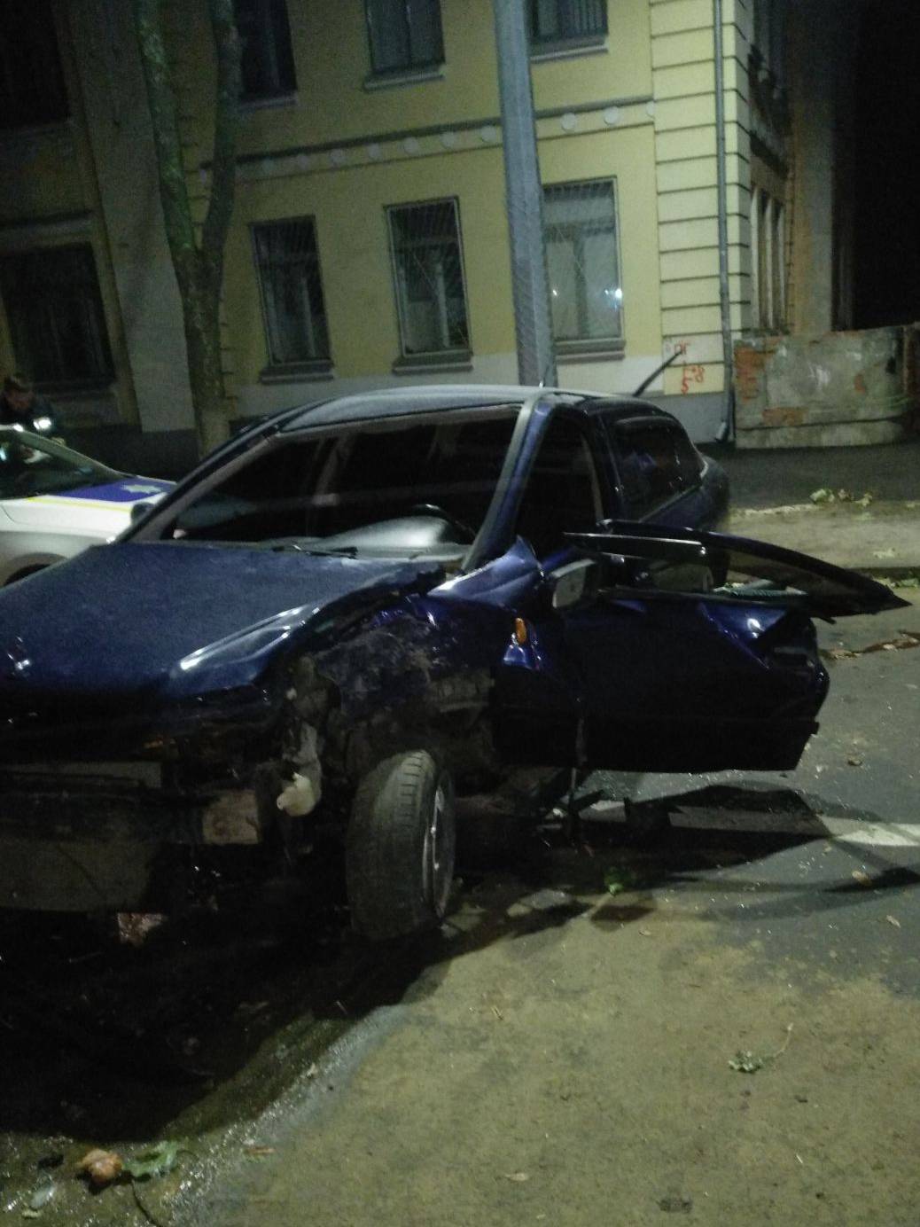 В Харькове водитель врезался в дерево