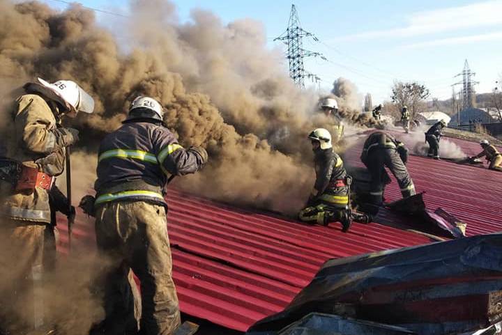 В Харькове горело складское помещение предприятия (видео)