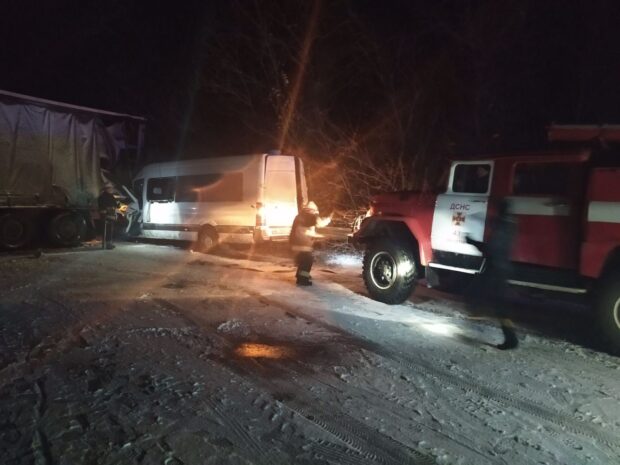В Харьковской области Merсеdes Sprinter врезался в грузовик
