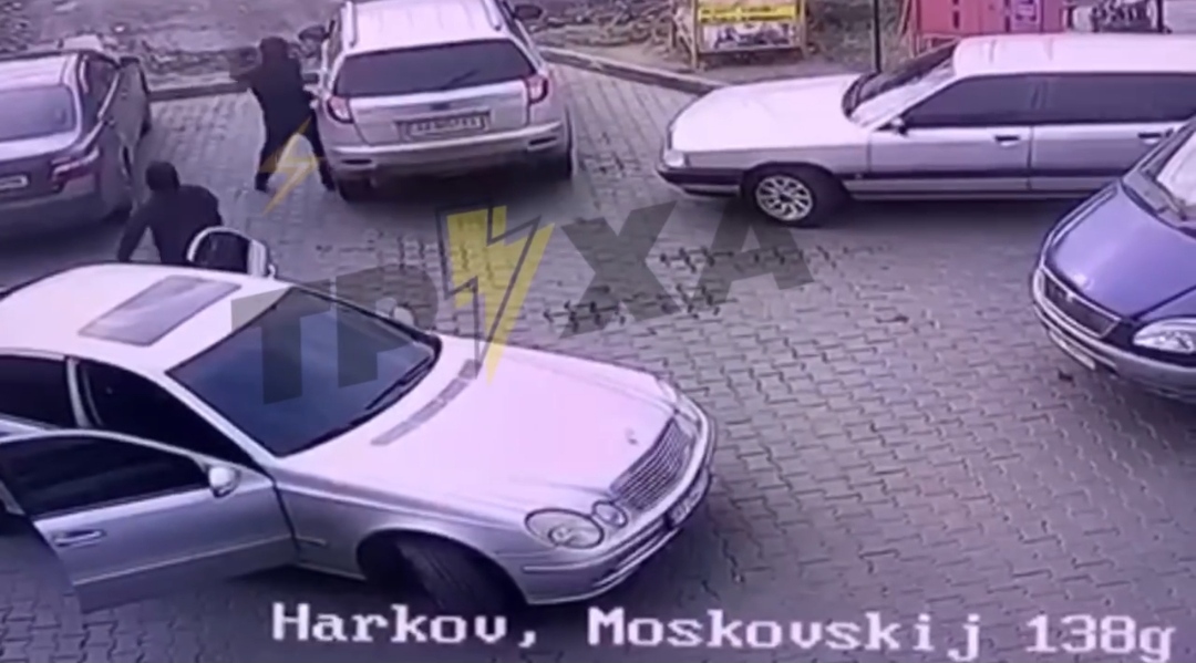 В Харькове неизвестные в масках разбили стекло автомобиля и украли рюкзак, где было 50 тысяч гривен и ноутбук