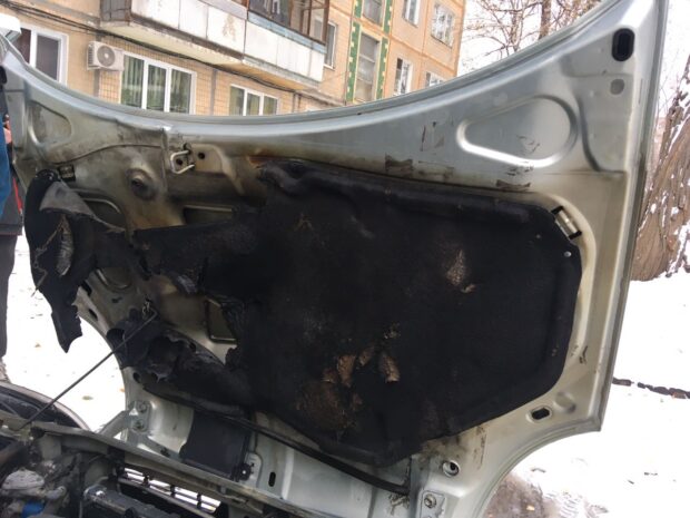На Салтовке возле многоэтажки загорелся автомобиль