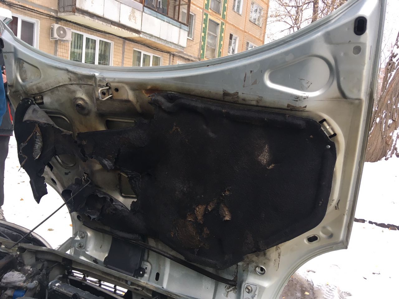 На Салтовке возле многоэтажки загорелся автомобиль