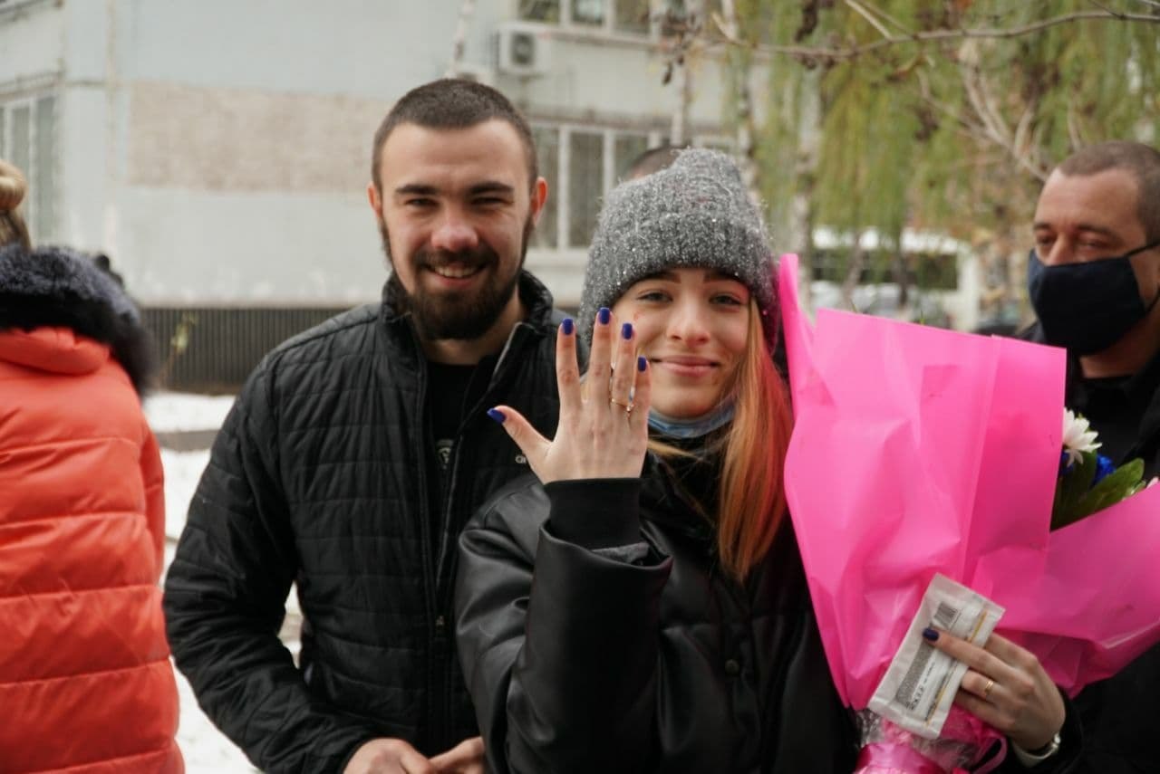 Подозреваемый в нападении на автобус “Патриотов за жизнь” сделал предложение девушке возле здания суда (видео)