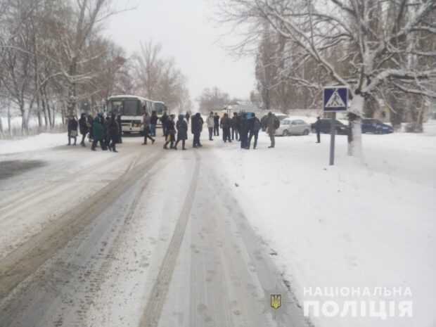В селе под Харьковом из-за отсутствия тепла в домах люди перекрыли дорогу