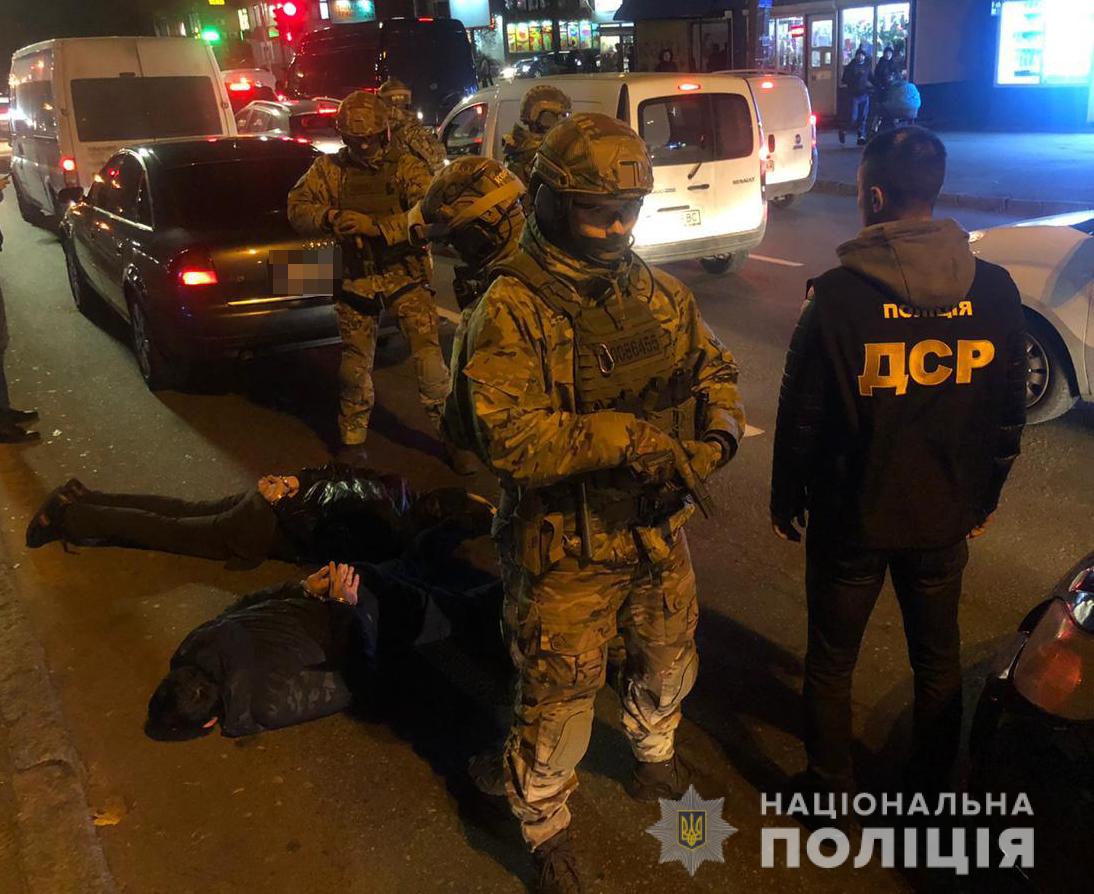 В Киеве полицейские задержали этническую группировку, которые планировали похищение харьковчанина (видео)