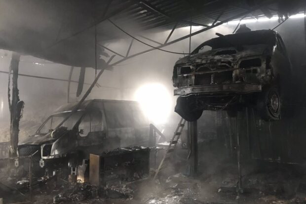 В Харькове сгорел частный гараж и три автомобиля в нем