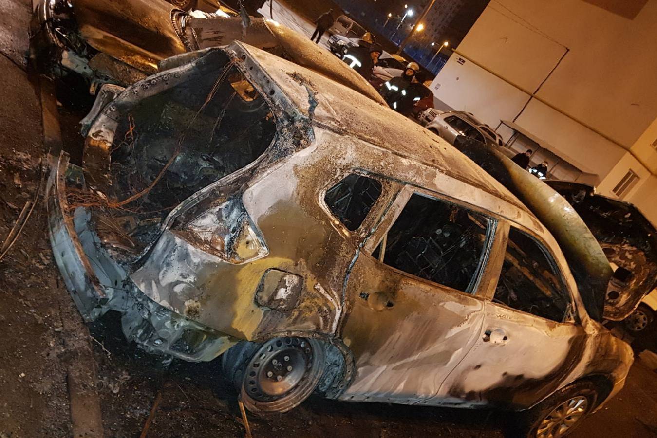 В Харькове во дворе многоэтажки сгорело три автомобиля
