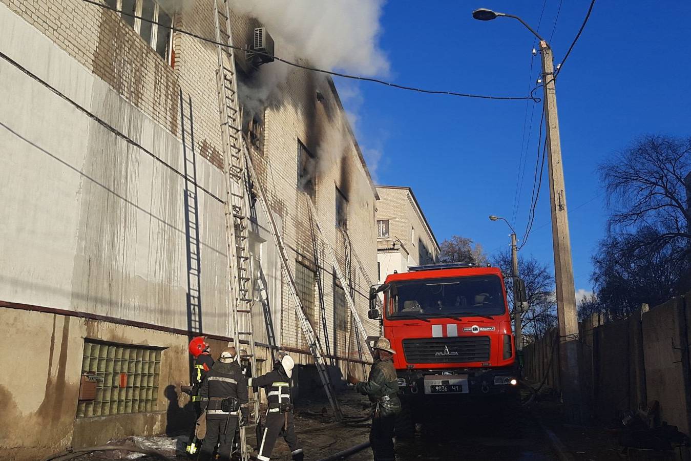 В Харькове произошел пожар на текстильном производстве (видео)