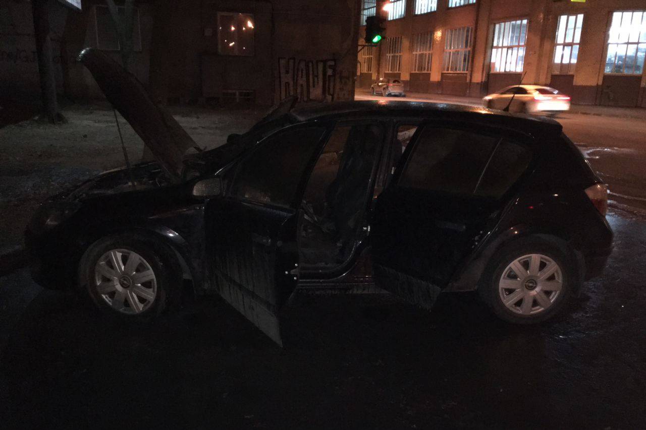 В Харькове сгорел припаркованный возле дома автомобиль