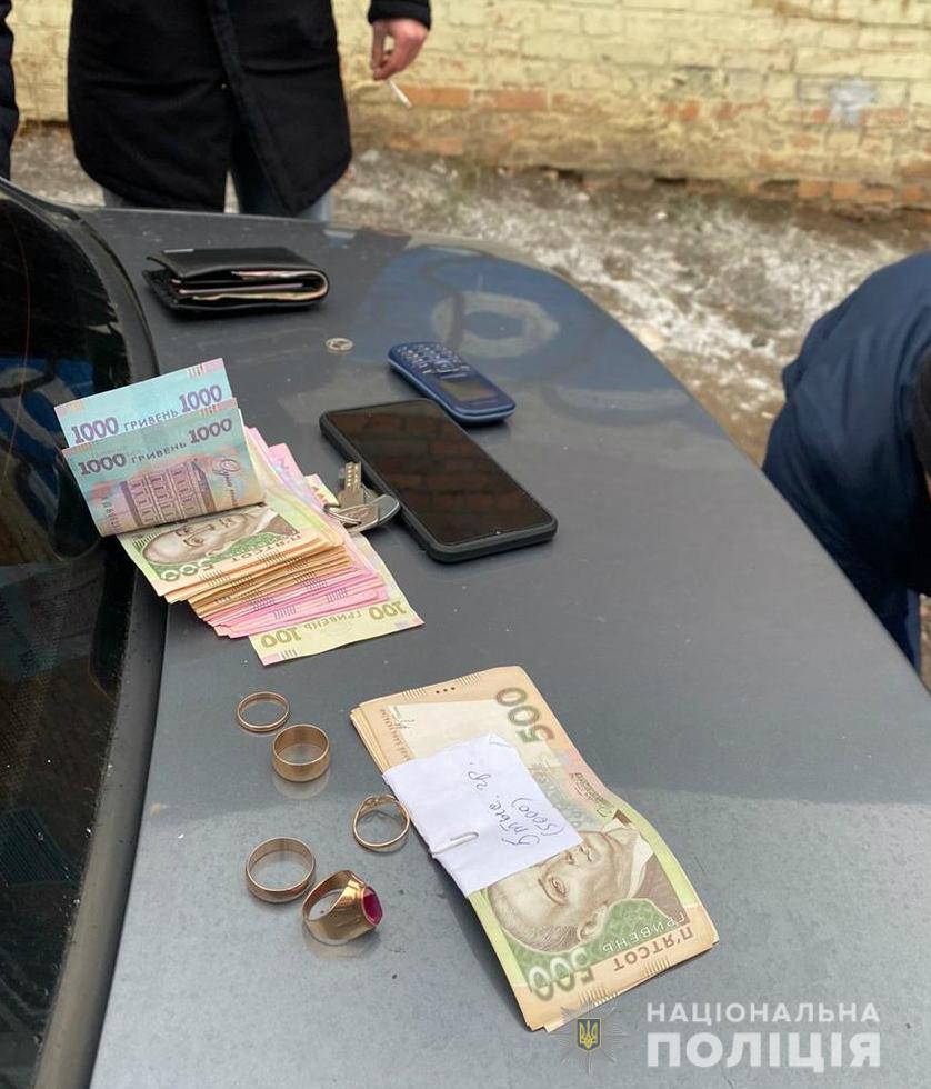 В Харькове мошенник по схеме “ваш сын нуждается в помощи” выманил у пенсионера 30 тысяч гривен и украшения