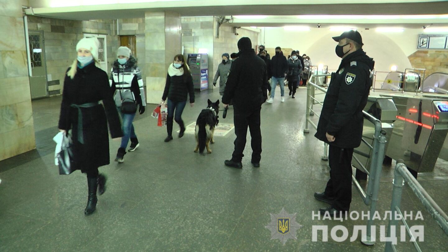 На станции метро в Харькове полицейские обнаружили у пассажира героин (видео)