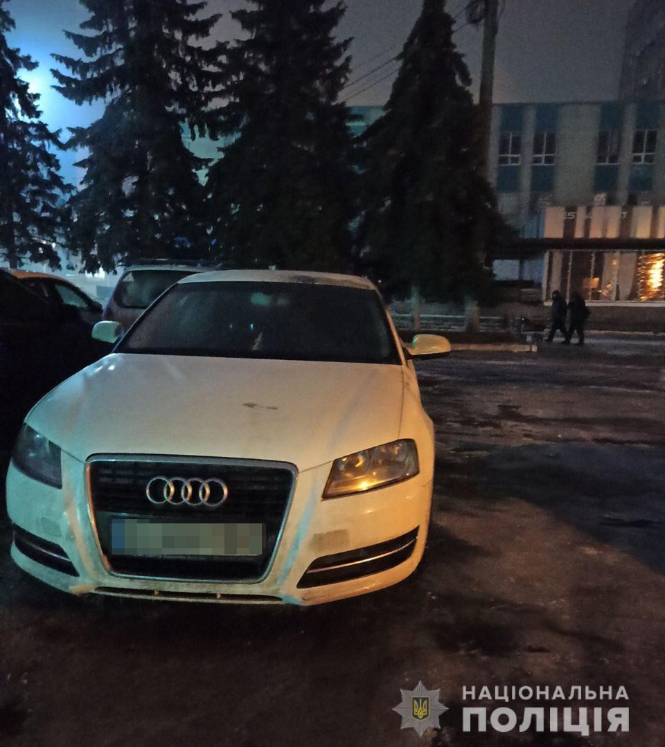 В Харькове мужчина на парковке клуба поджег автомобиль и скрылся с места преступления