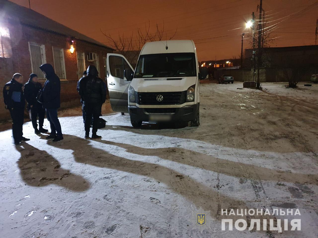 В Харькове из автомобиля похитили сумку с деньгами: одного из грабителей задержали