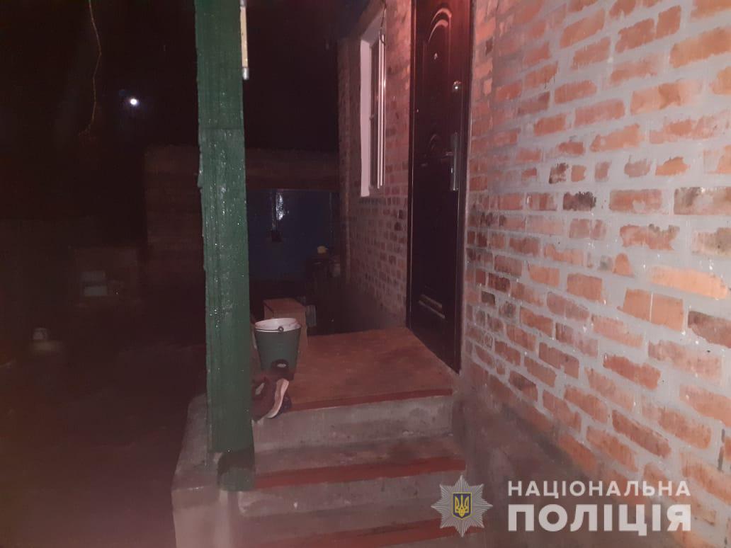 На Харьковщине мужчина ворвался в дом пенсионерки и угрожая ножом потребовал деньги, телефон и сигареты