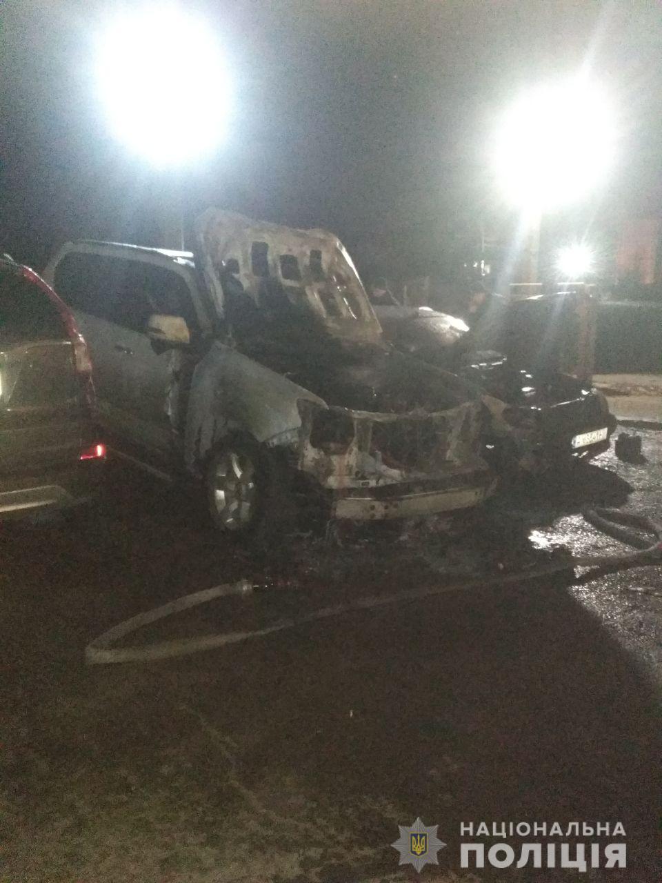 В Харькове на парковке сожгли два автомобиля