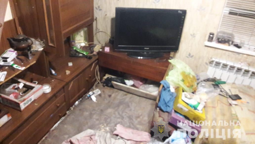 Под Харьковом двое ворвались в квартиру к мужчине, забрали 30 000 гривен и документы на автомобиль