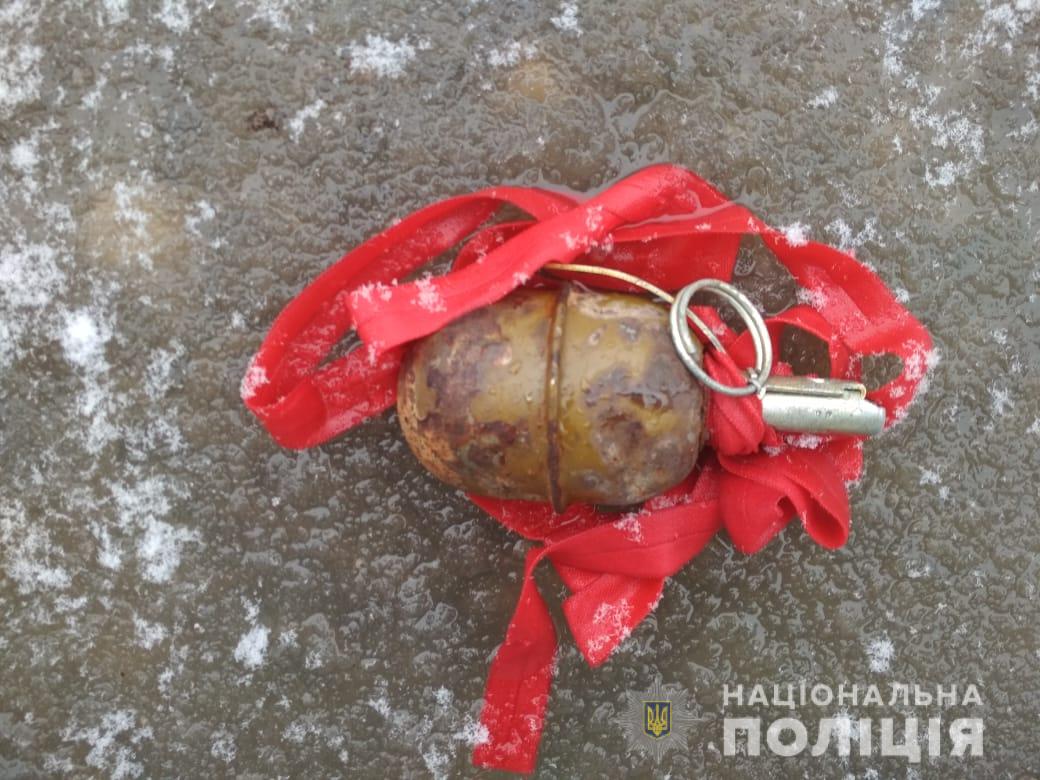 На Салтовке на тротуаре лежала обмотанная красной лентой боевая граната