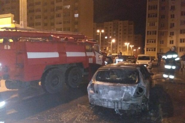 В Харькове возле многоэтажки сгорел автомобиль