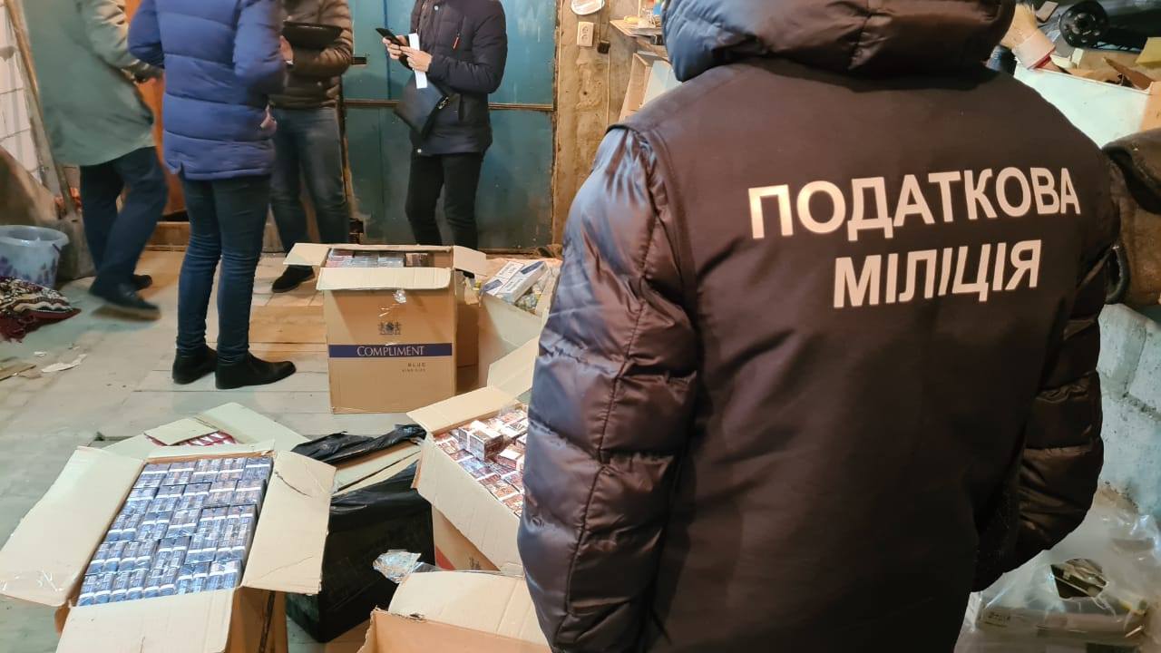 Смешивали спирт с водой и продавали: в Харькове нашли подпольное производство