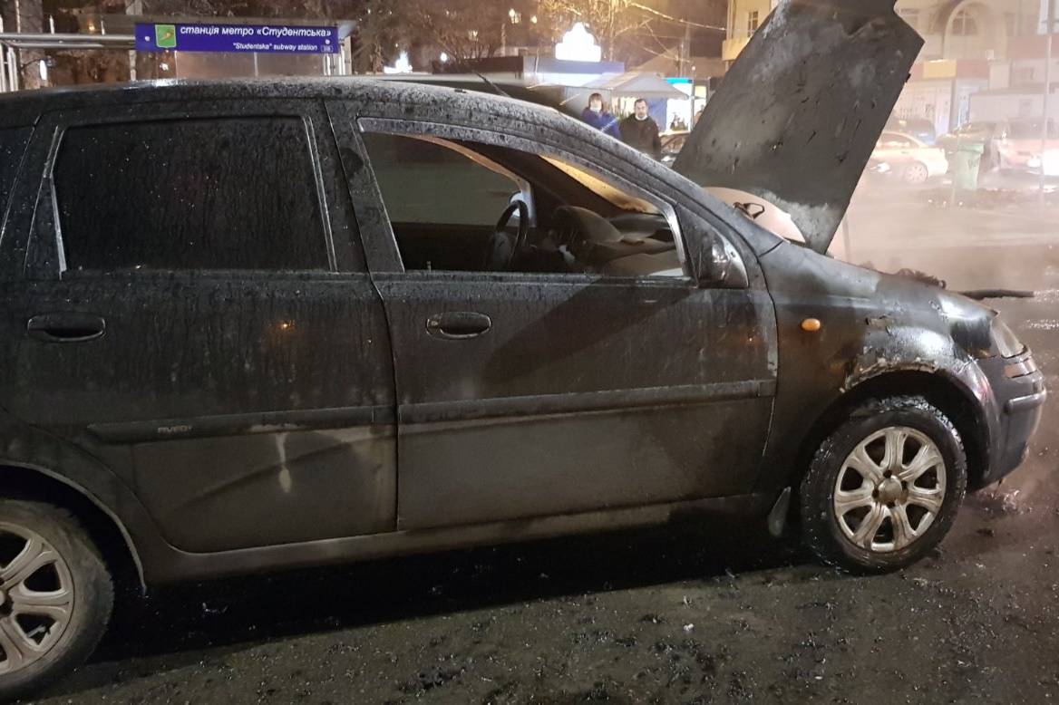 На Салтовке во время движения загорелся автомобиль