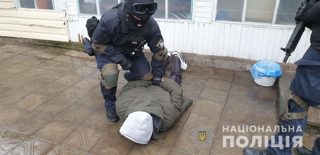 Полицейские задержали подозреваемого в убийстве мужчины в Харьковской области
