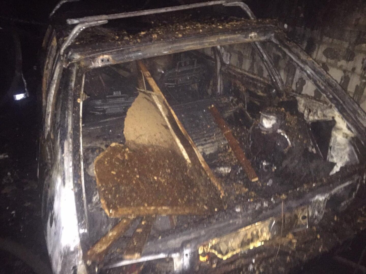 В Харькове во дворе частного дома сгорела деревянная пристройка к гаражу и автомобиль