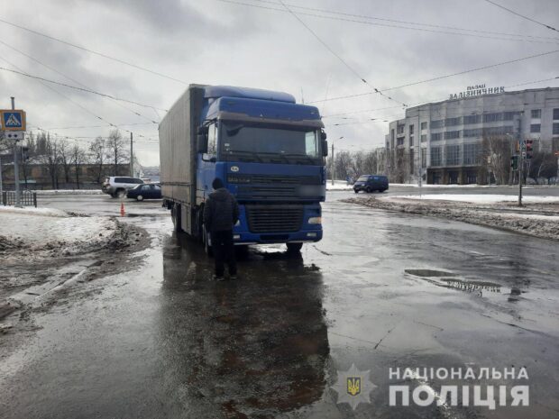 В Харькове пешеход попал под колеса грузовика