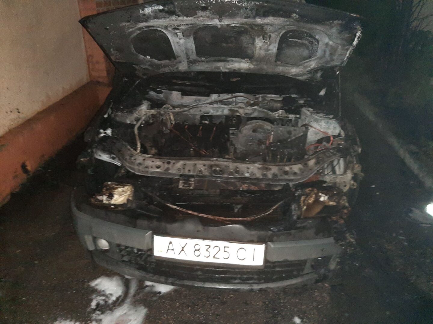 В Харькове во дворе дома сгорел автомобиль