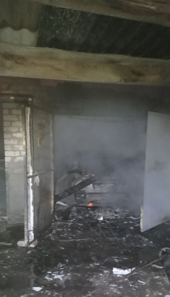 Под Харьковом в гараже сгорел автомобиль: двое мужчин получили ожоги