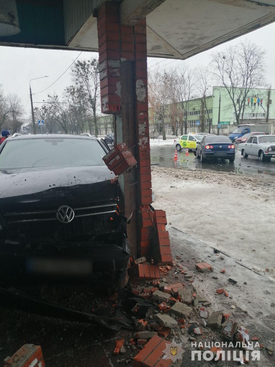 В Харькове в результате аварии один из автомобилей въехал в остановку