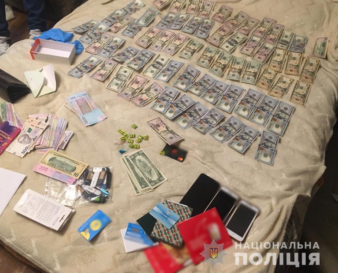Семнадцать человек торговали в Интернете наркотиками: полиция изъяла психотропов на 4 млн гривен (видео)