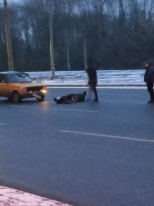 В Харькове под колеса автомобиля попал пожилой мужчина