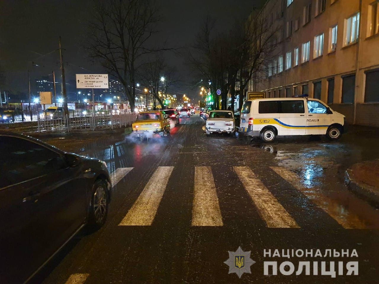 В Харькове водитель из-за гололеда на пешеходном переходе сбил двоих женщин