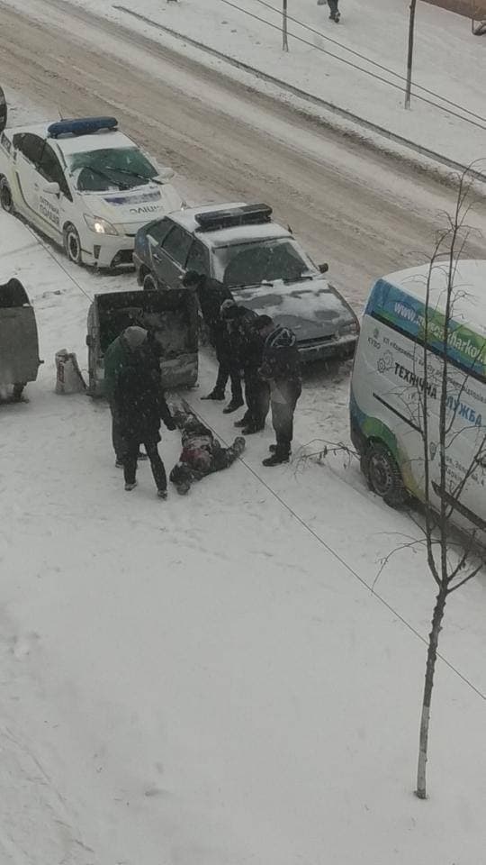В Харькове в мусорном контейнере обнаружили труп бездомного