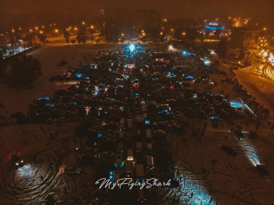 Возле ОСК “Металлист” зажгли самую большую автоелку в Украине (видео)