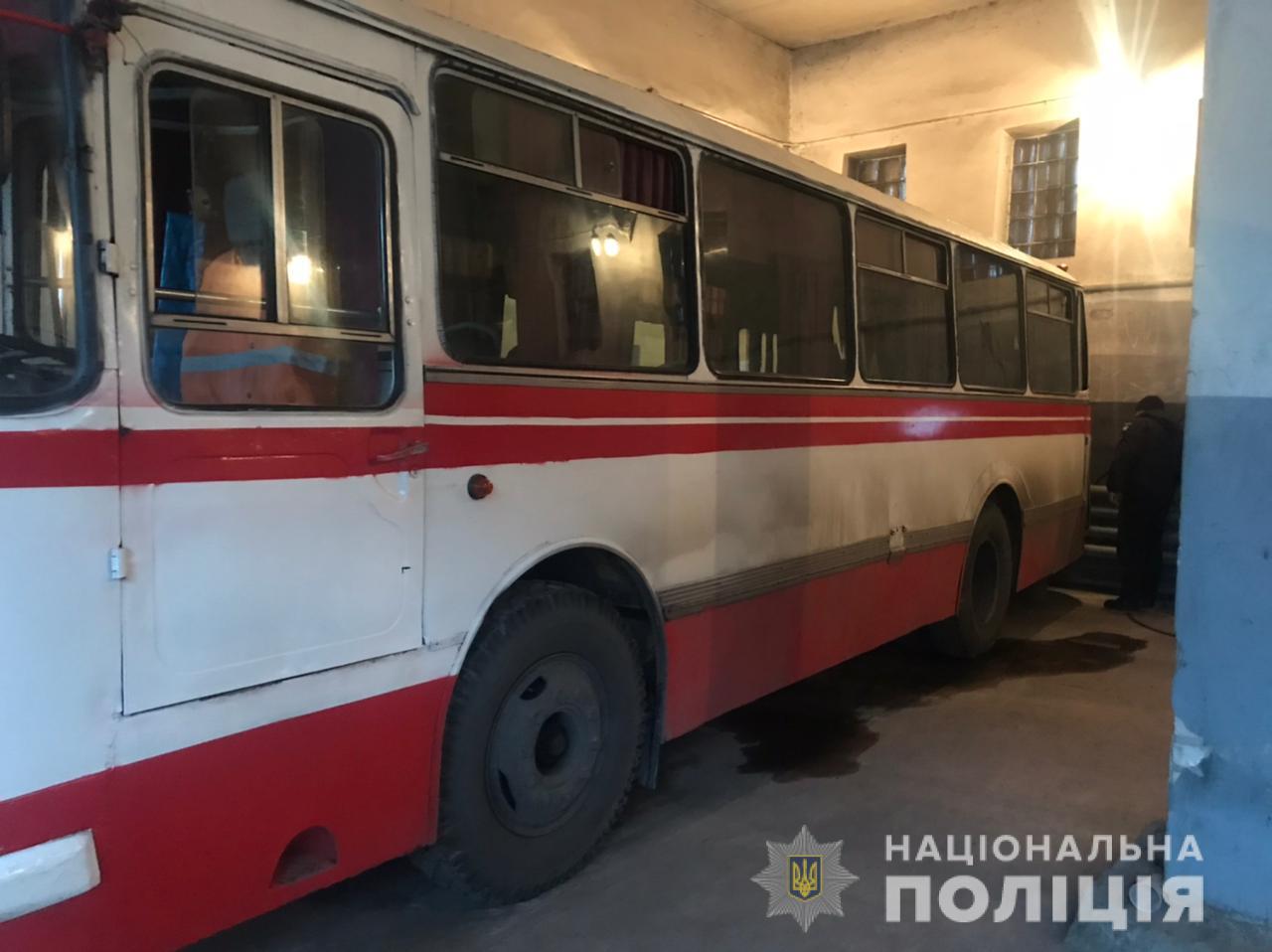 Под Харьковом автобус тронулся с места и прижал водителя к стене: мужчина в больнице