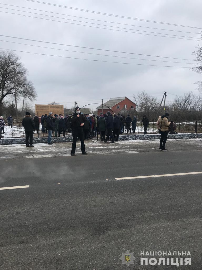 В тринадцати районах области и в Харькове люди вышли на акции протестов против роста тарифов
