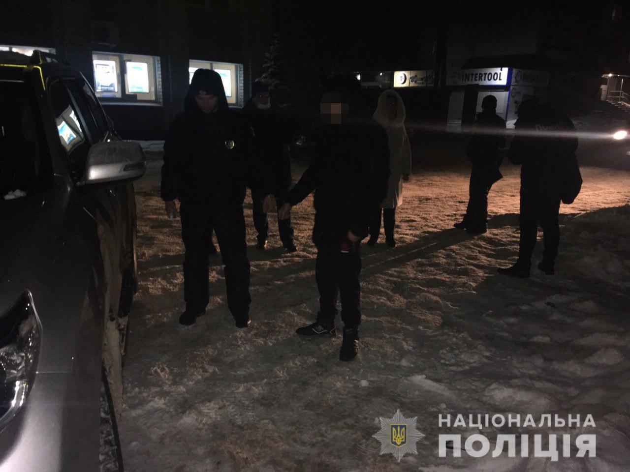 В Харьковской области 21-летний парень возле отделения банка ограбил женщину
