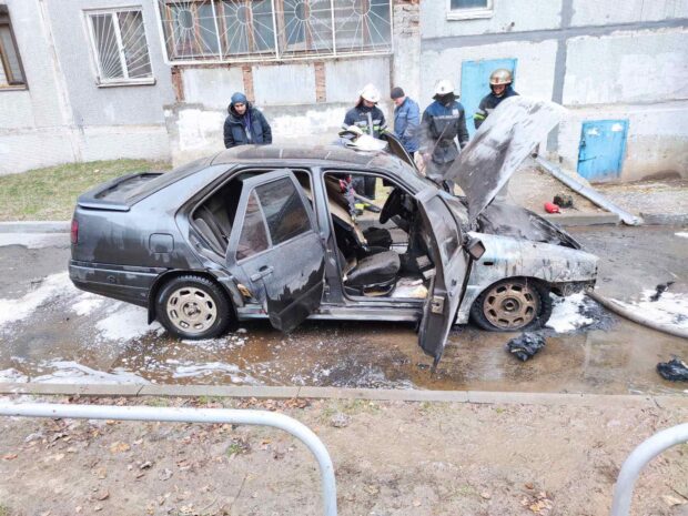 В Харькове возле дома сгорел автомобиль