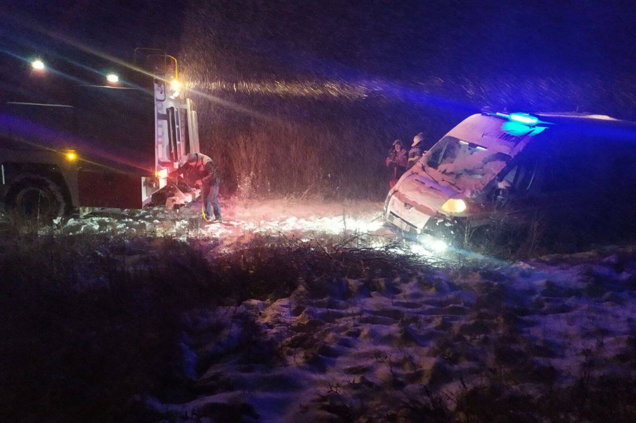 В Харьковской области из-за снегопада автомобиль скорой помощи попал в кювет