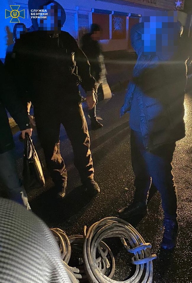 Задержание харьковских полицейских, которые с сообщниками воровал кабели спецсвязи: в СБУ рассказали подробности