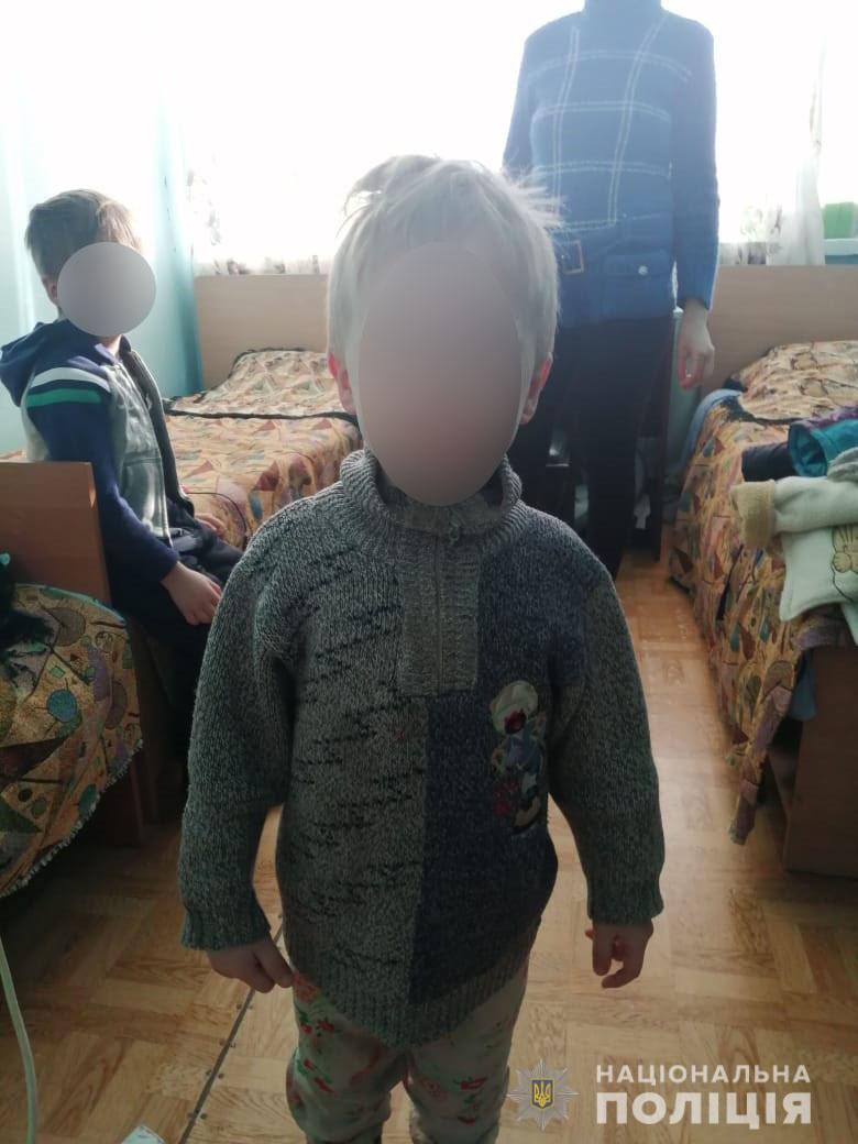 Под Харьковом женщина оставила двоих маленьких детей в холодном доме и уехала в другой город