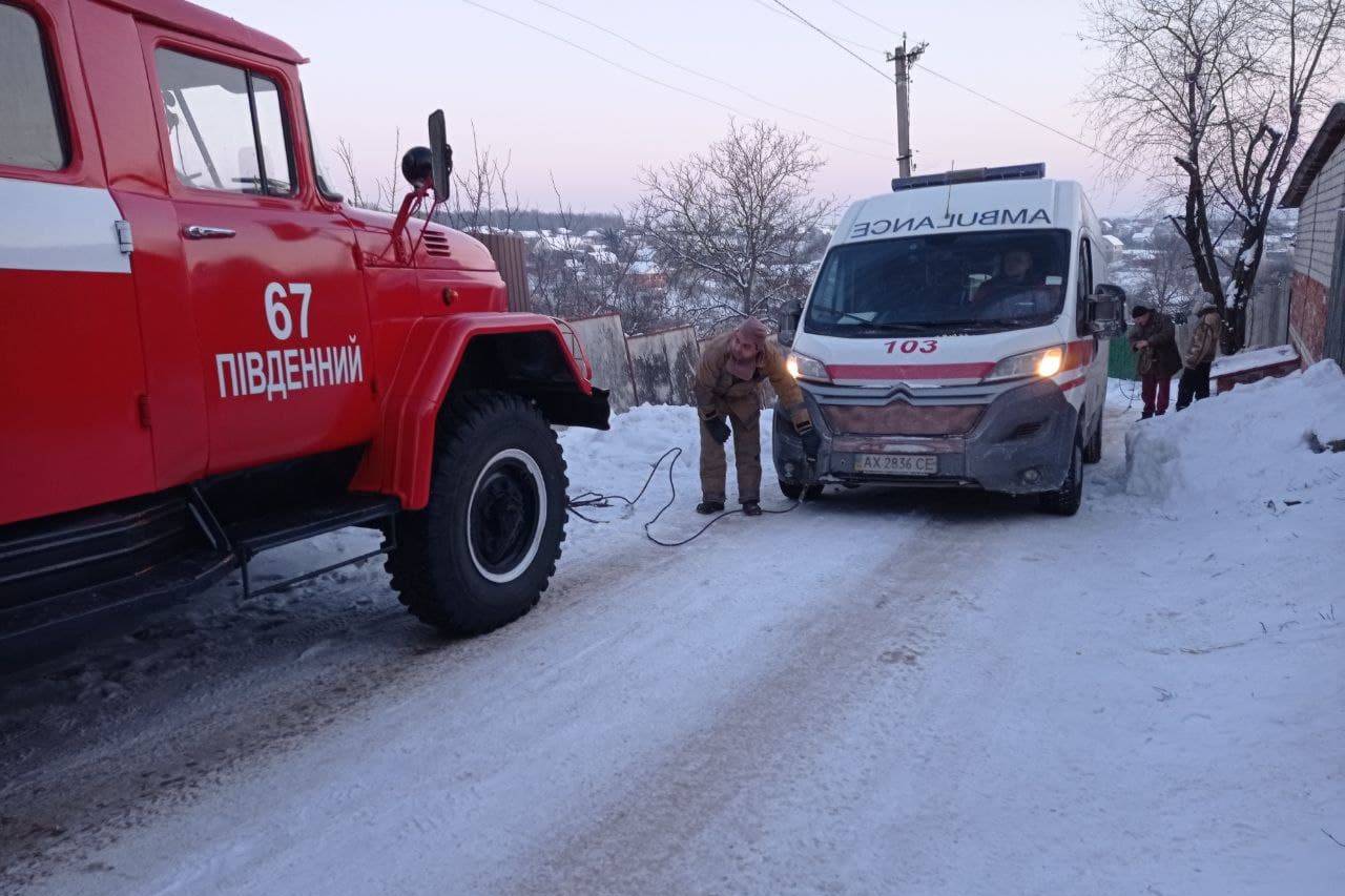 Под Харьковом на скользком участке дороге застряла карета скорой помощи (видео)